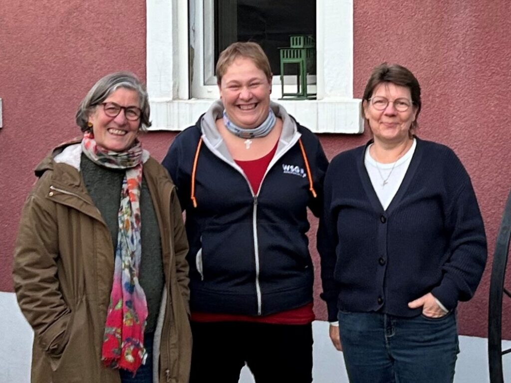 v.l.: Ulrike von Schultzendorf, Simone Adler und Hausverwalterin Eva